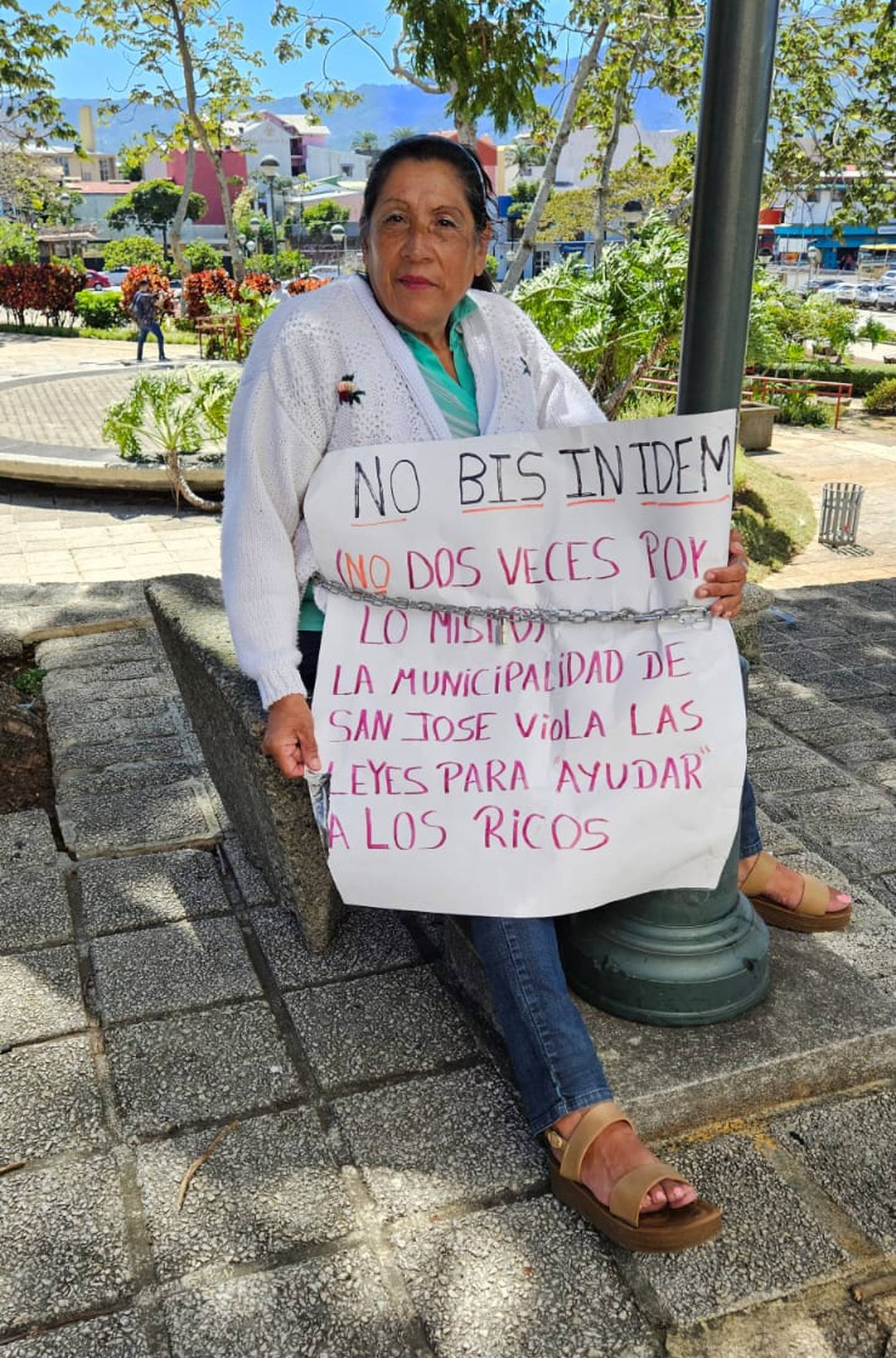María Cecilia Rodríguez Bustos es una adulta mayor de 67 años que este miércoles se encadenó a un poste en las afueras de la Asamblea Legislativa para suplicar que la dejen trabajar.