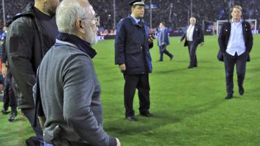 Directivo armó despelote en el fútbol griego por amenazar a árbitro con una pistola