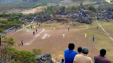 En Guatemala se brincan hasta piedras y árboles por jugar fútbol