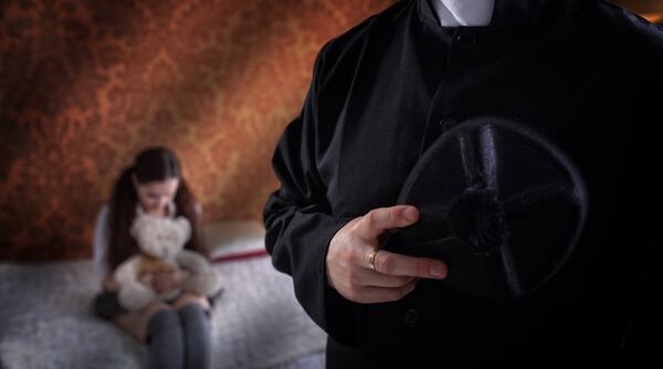 La Iglesia católica en todo el mundo está siendo cuestionada por los abusos que han cometido los sacerdotes. Foto: Shutterstock.