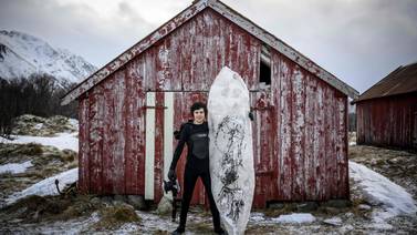 Cineasta se inventa una tabla de surf de hielo que se derrite al ritmo de las olas