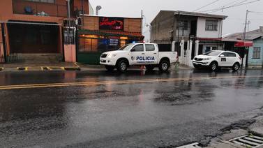 Gatillero ataca a balazos a dos empleadas de cevichería en Cartago 