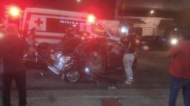 Violento choque entre carro y moto deja 2 heridos graves en Paseo Colón