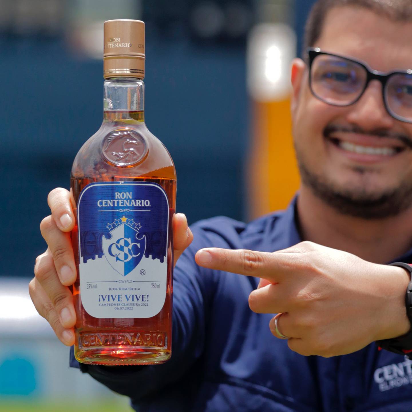 Ron Centenario le hizo unas botellas personalizadas al Cartaginés. Twitter.