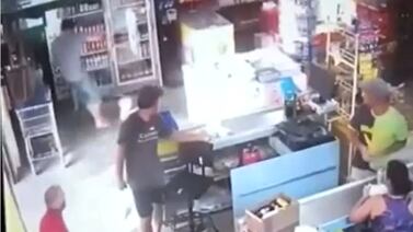 Hombre se electrocuta al abrir el refrigerador de un supermercado