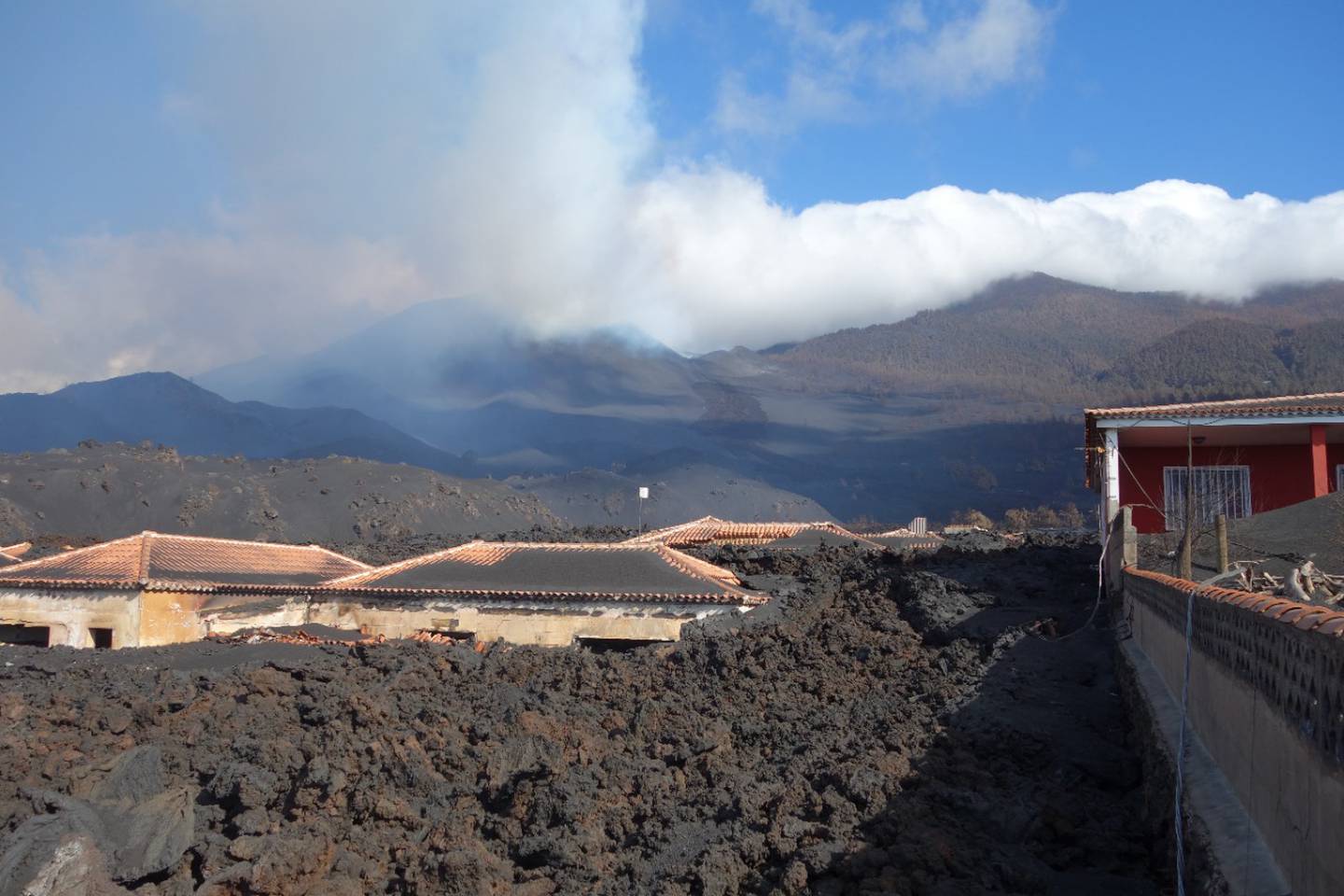 El vulcanólogo Gino González Ilama, estuvo en la isla de Canarias, La Palma, en España, entre noviembre y diciembre del 2021, tras la erupción de un volcán de la zona que provocó el nacimiento de otro volcán.
