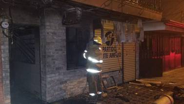 Mujer se tiró por el techo para salvar su vida y la del perro en un incendio en Alajuela