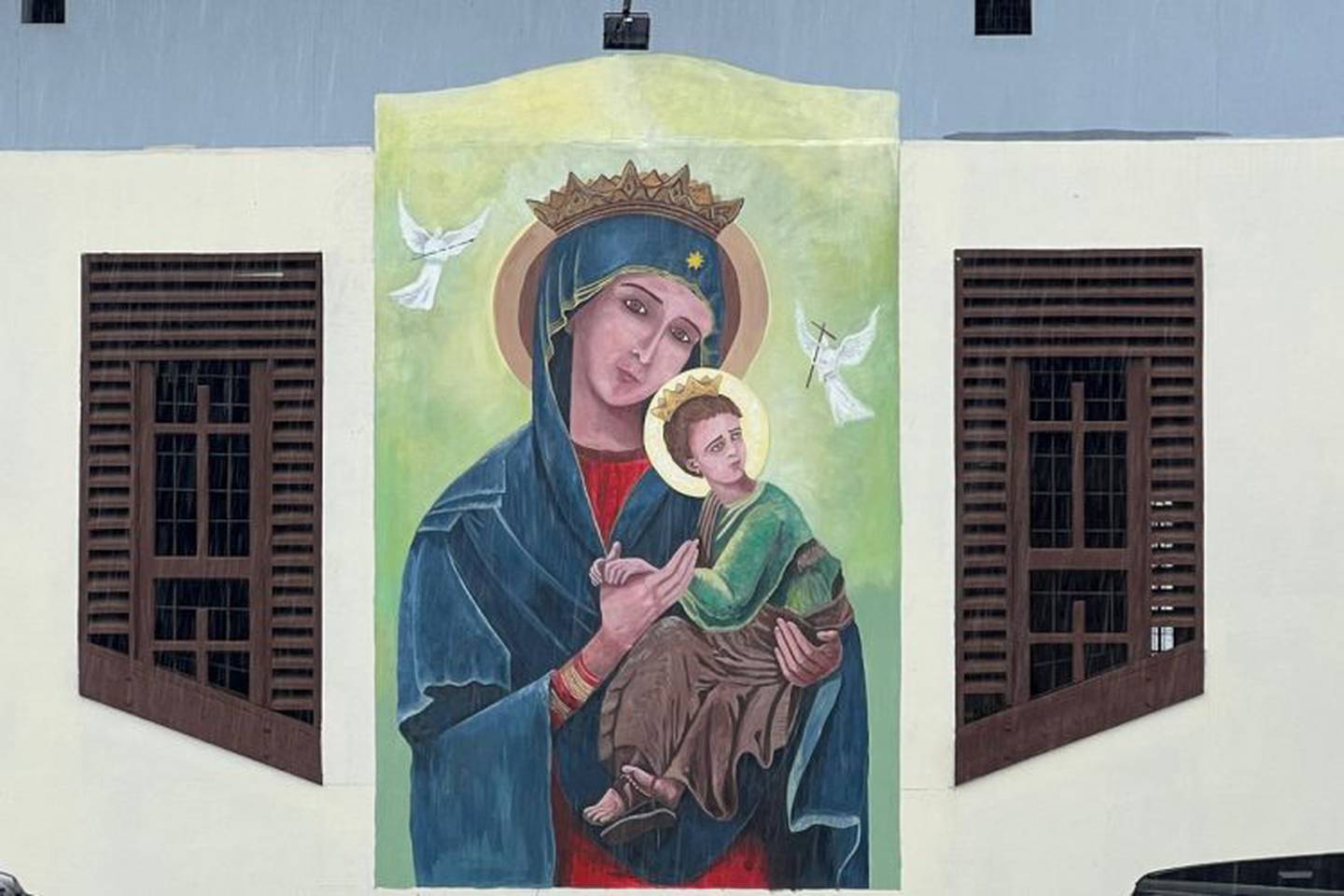 Una belleza de pintura recibe ahora a los feligreses que visitan el templo Nuestra Señora del Perpetuo Socorro, en Florencia de San Carlos.