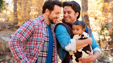 Jueces decidirán cuál apellido va primero en los hijos adoptados por parejas homosexuales