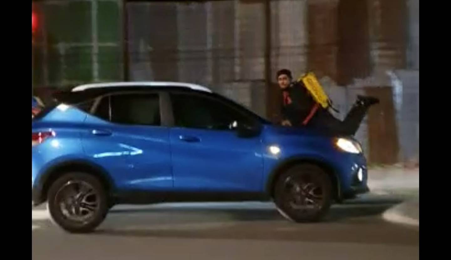 Conductor ebrio embiste a repartidor y se lo lleva sobre la tapa de su carro por 400 metros en Heredia. Captura de video.