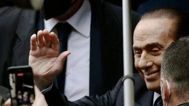 Berlusconi promete un bus lleno de prostitutas para “motivar” a futbolistas