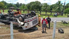Dos personas murieron al volcar camión en Chilamate, Sarapiquí