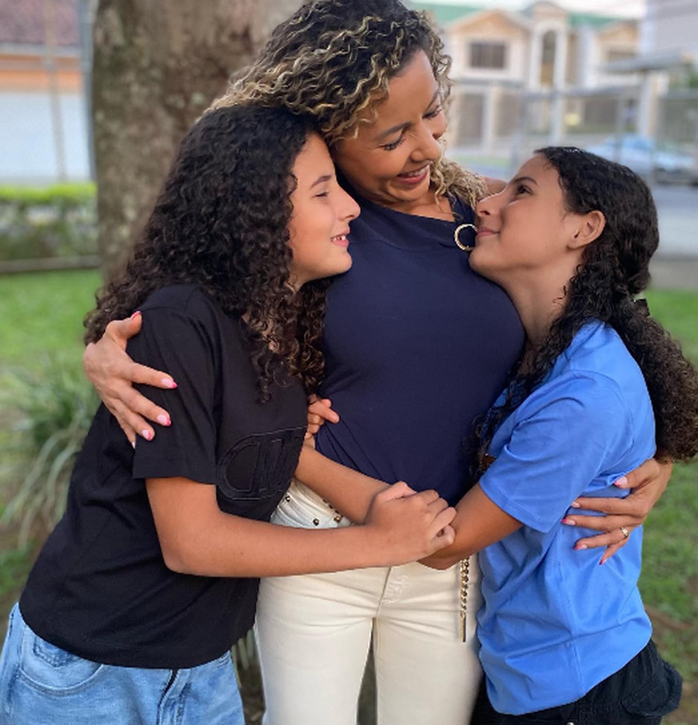 Nadia Aldana y sus hijas Sara y Sofía. Instagram