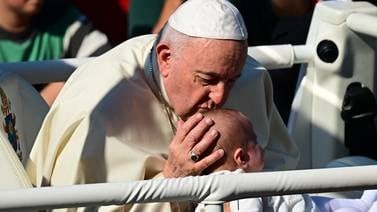 El papa no descarta renunciar tras agotador viaje a Canadá