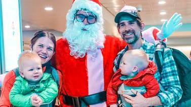 Santa sorprendió a turistas españoles en el aeropuerto Juan Santamaría