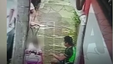Pareja usa carrito de su bebé para robar tapas de medidores (Video)