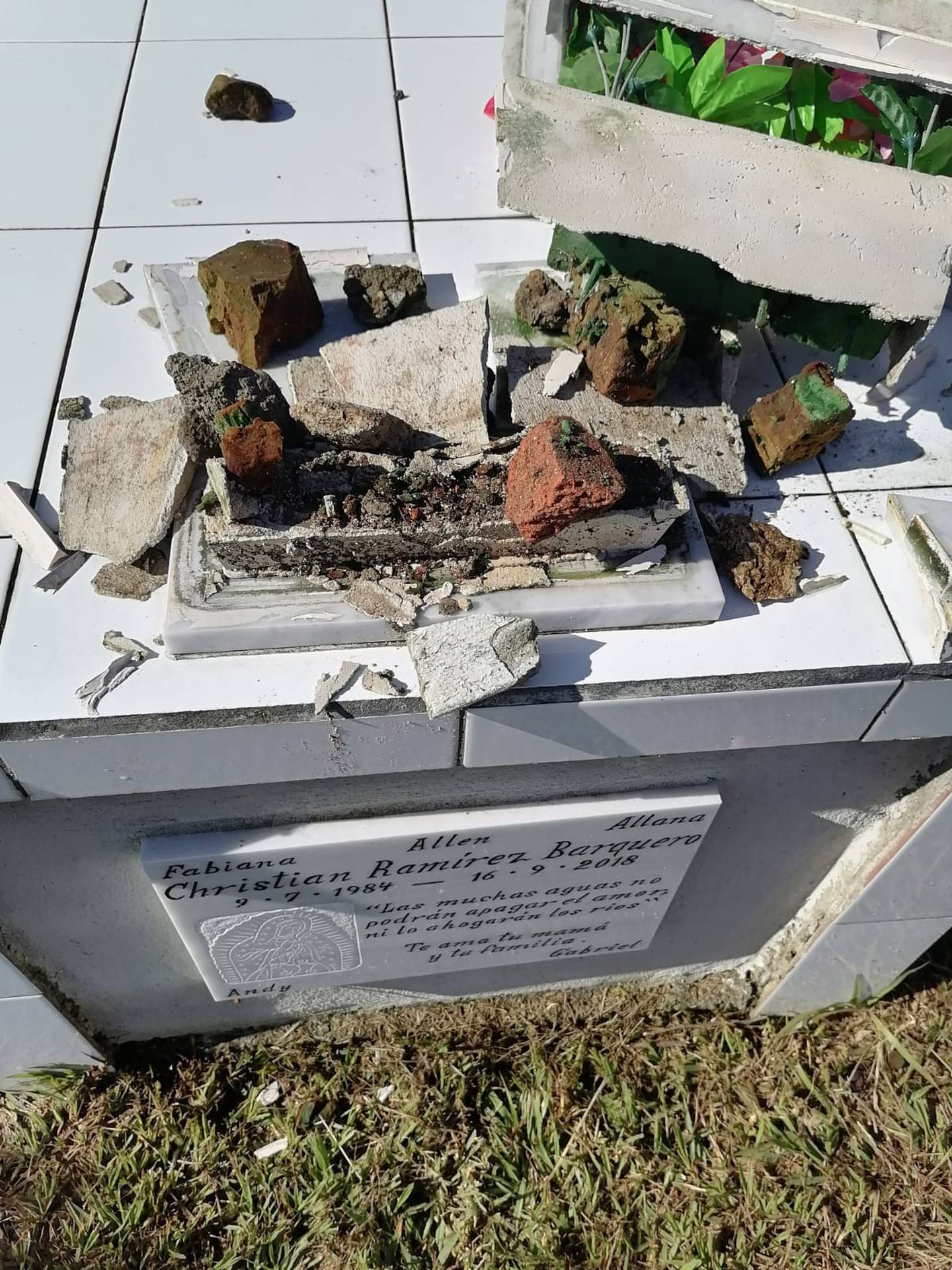 Denuncian daños a tumbas en cementerio de Paraíso de Cartago. Foto suministrada por Fernando Gutiérrez.