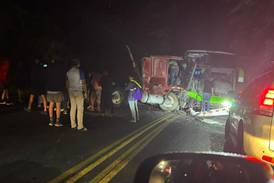 Emergencia en la ruta 32: Bus con pasajeros choca contra vehículo de carga pesada