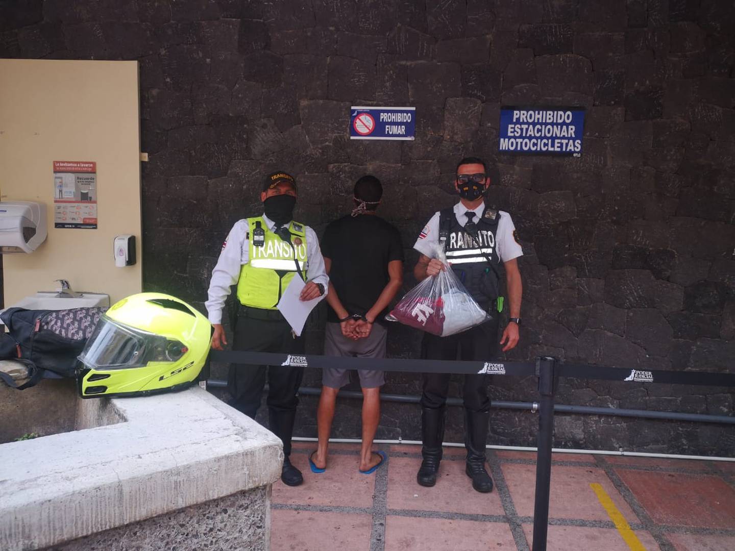Detienen a sujeto de apellido Retana sospechoso de detonar explosivo en manifestación. Foto cortesía Glen Rodríguez.