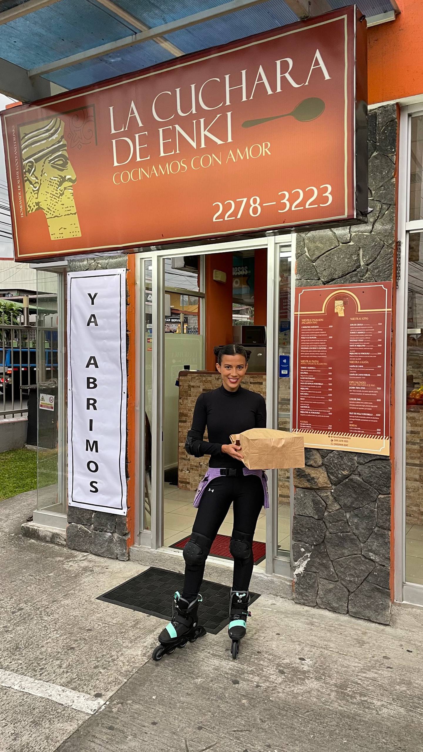 Jessica Pereira Barrantes, vecina de Hatillo 2, hace entregas en patines para el restaurante, La cuchara de Enki, que es de novio, Edgardo Busanello y que está en Plaza Madrid en Concepción de Tres Ríos.