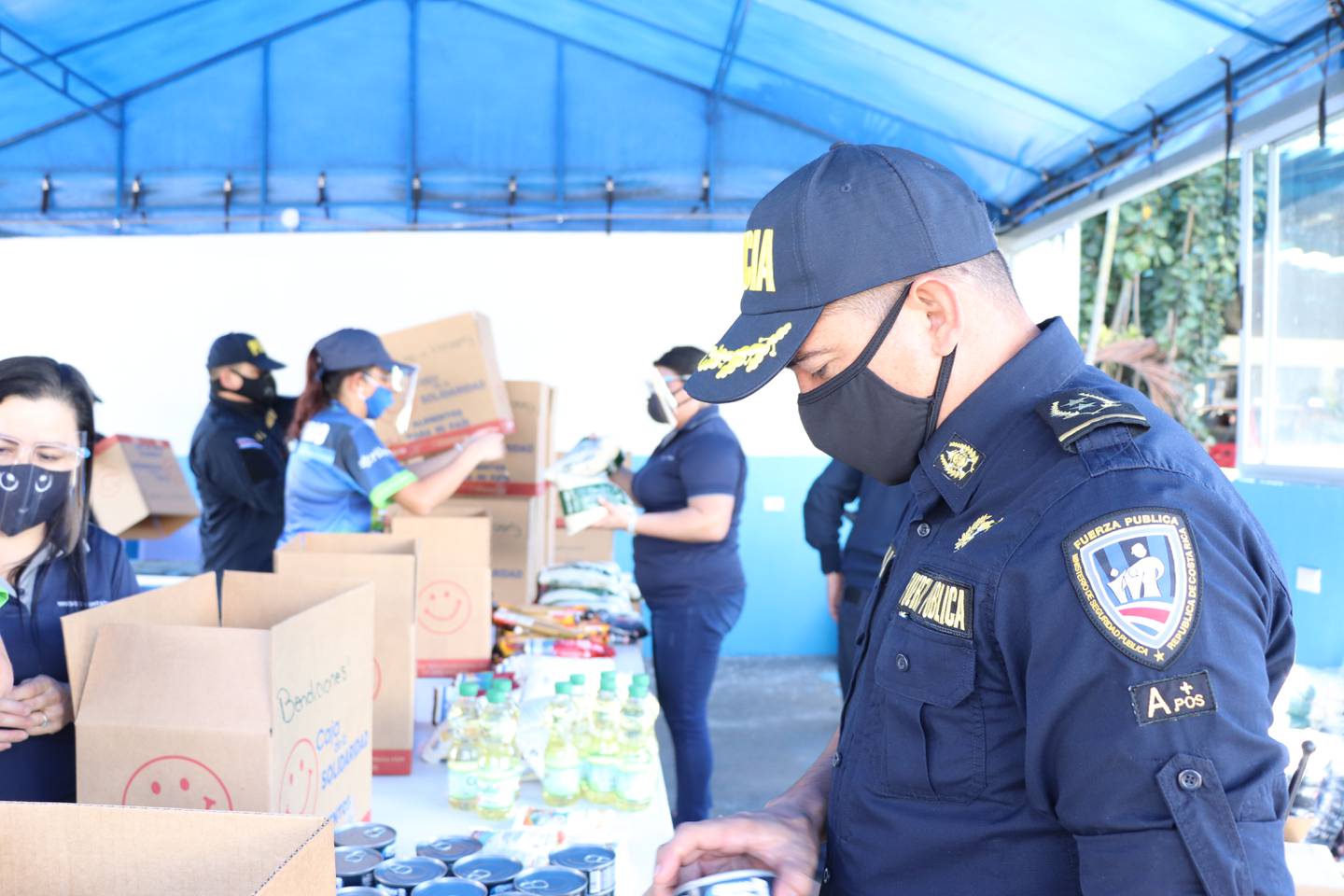 Cien cajas llenas de alimentos,, como gesto de solidaridad fueron preparadas esta semana por los voluntarios de Riteve, como parte del denominado “Proyecto Solidaridad .2” que desarrolla la empresa Riteve y la Sociedad de Socorro Mutuo.