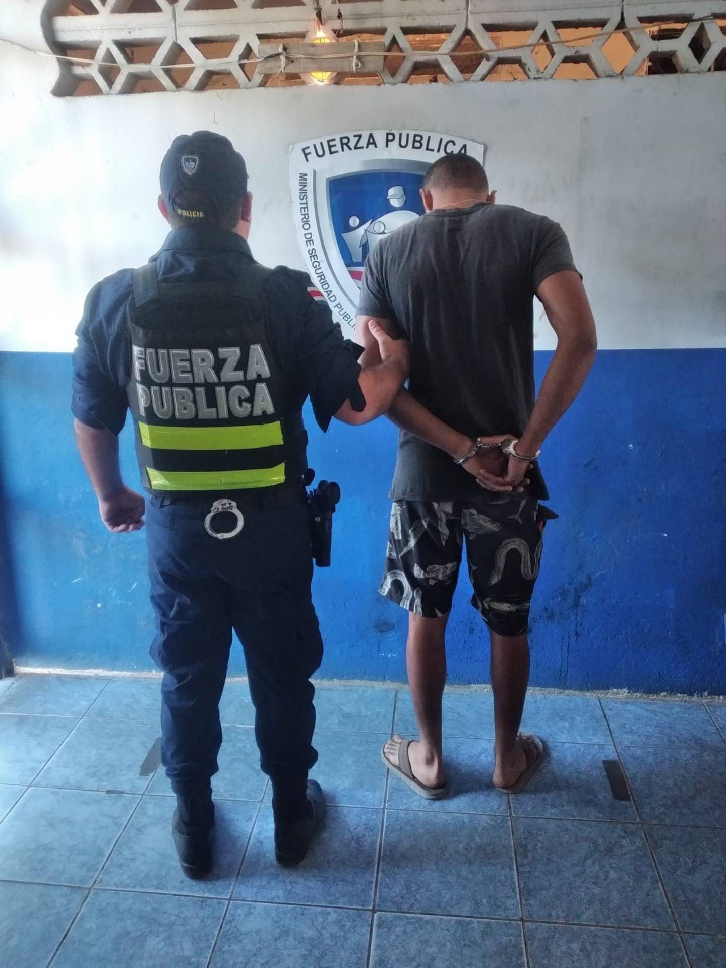 Los tres sujetos fueron detenidos en un parqueo en El Roble de Puntarenas. Foto MSP.