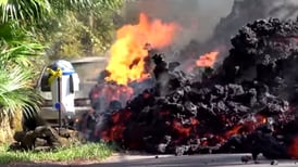 (Video) Enorme masa de lava devora carro en Hawái