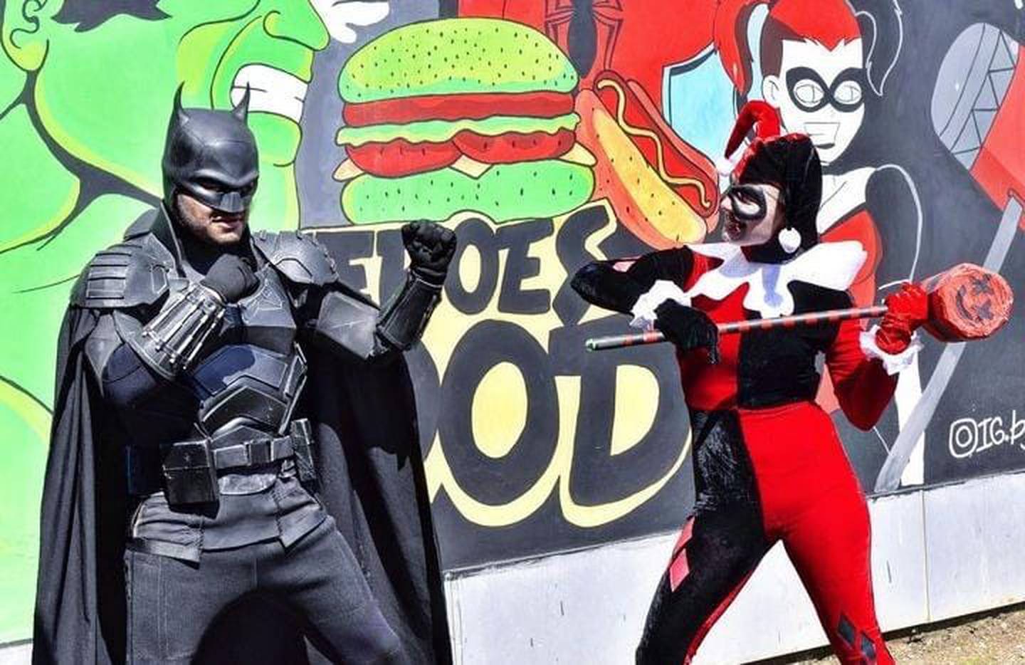 Ronny Arce Navarro tiene 40 años y desde hace 17 se viste de Batman con trajes que él mismo hace. En la foto con Tiffany Vega, la hermana, quien está vestida de Harley Queen.