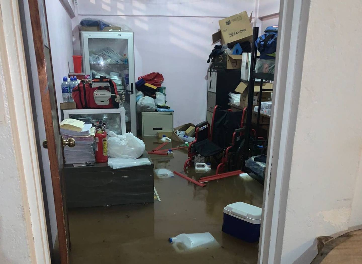 Lluvias causaron inundación en la Cruz Roja de Jacó. Foto cortesía.
