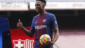 Nuevo jugador del Barcelona entró a pata pelada al Camp Nou