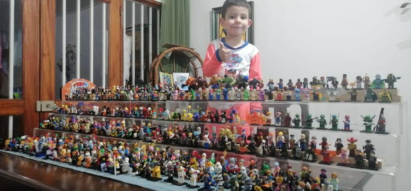 Fabián Cortés Sánchez tiene 7 años y celebra este Día del Niño haciendo lo que más le gusta, muñequitos de plastilina para aumentar su colección. El papá se llama Cristian Cortés Badilla y le enseñó a coleccionar