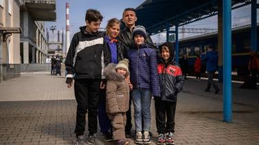 Familia ucraniana caminó 125 km para escapar de las bombas