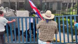 (Video) Manifestantes usan la bandera de Costa Rica como si fuera cualquier trapo