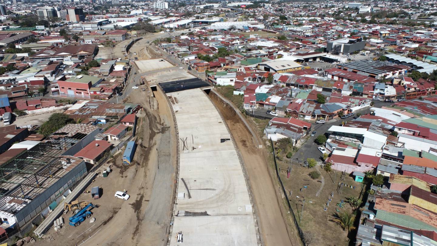 La nueva semirotonda que se construye en Calle Blanco comenzará a usarse a partir de este sábado 6 de abril.