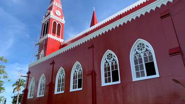 Famosa iglesia de Grecia luce un rojo más coqueto y vivo