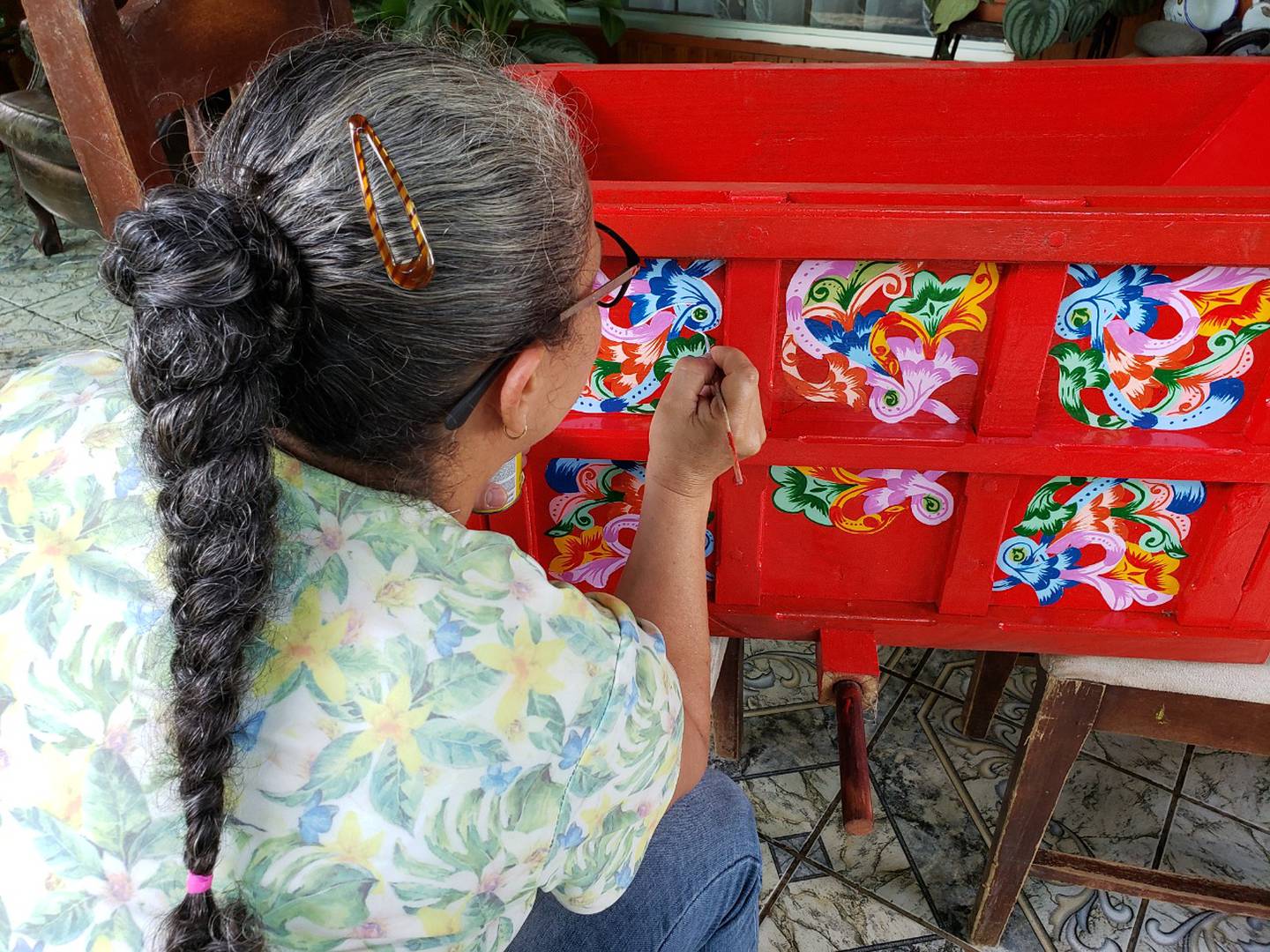 María Cambronero Marín es una puriscaleña que pinta carretas desde hace 36 años. Tiene 51 años de edad
