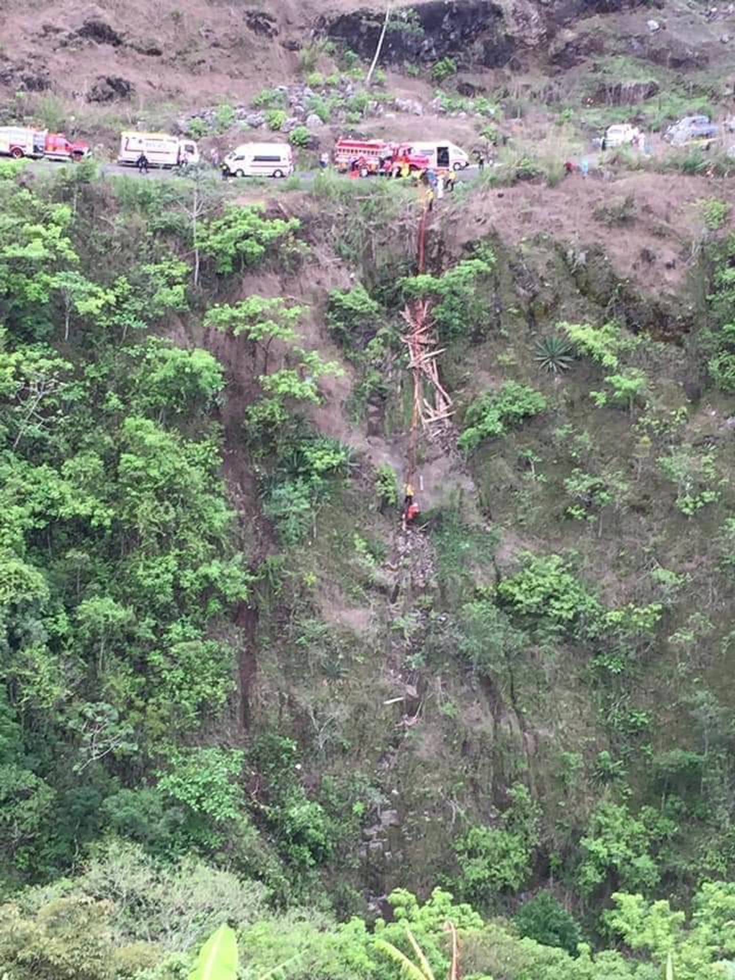 Pareja fallece al caer con su carro a gundo de 100 metros de profundidad en Naranjo de Alajuela. Foto cortesía.