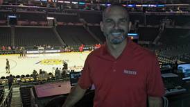 Narrador tico de los Houston Rockets, en la NBA, fue homenajeado por su equipo (video)