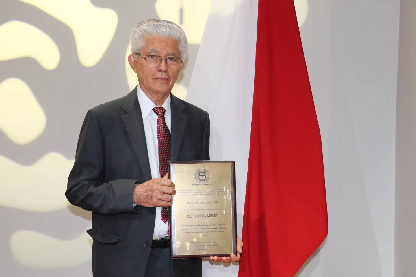 El doctor Alfio Piva Mesén recibió el jueves anterior el doctorado Honoris Causa, de la UNA. Prensa UNA.