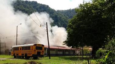Evacuan colegio en Golfito por incendio