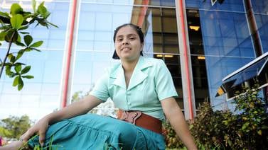 Indígena cabécar que logró nota perfecta en la UNA quiere estudiar para ser maestra en Talamanca 