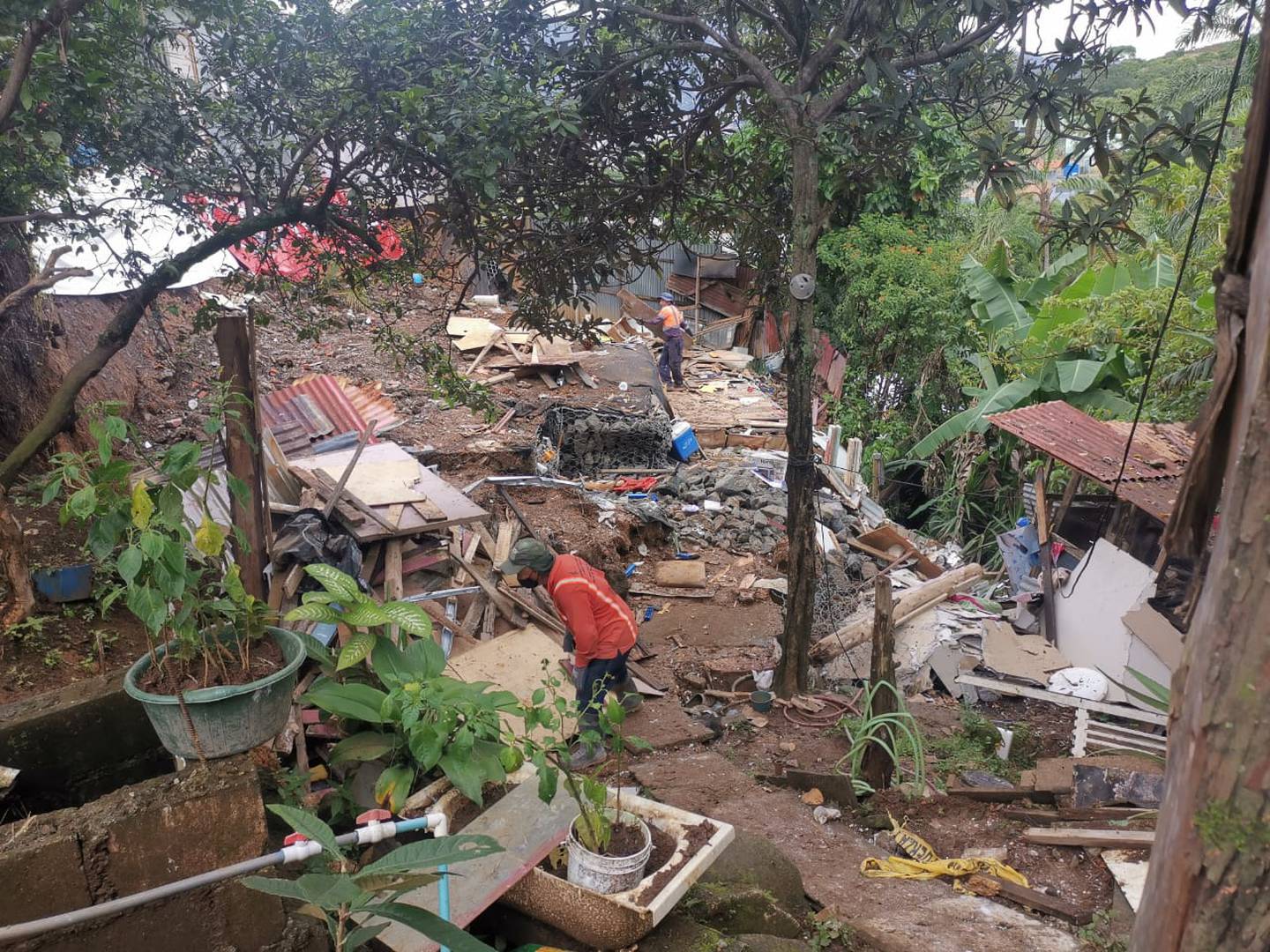 Ocho familias de un caserío en Los Guido son las primeras evacuadas de una temporada lluviosa que amenaza otras zonas del país con deslizamientos similares. Foto: Cortesía Municipalidad de Desamparados.