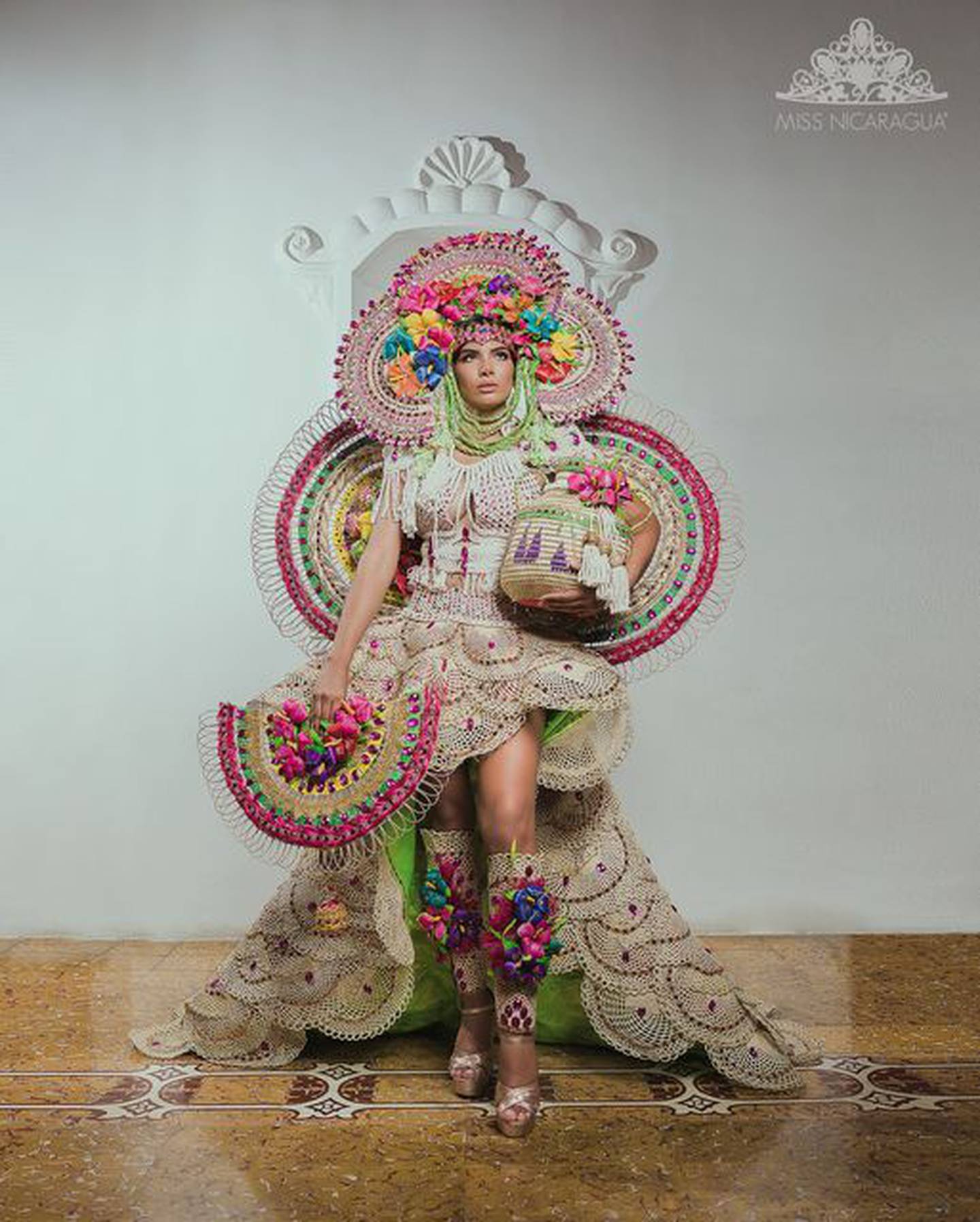 “Mujer virtuosa de arte y manos laboriosas”. Geysell García, de Chontales, lució un diseño de Alfonso Pascua, quien diseñó el traje con materiales nicaragüenses “que le da identidad nacional”.