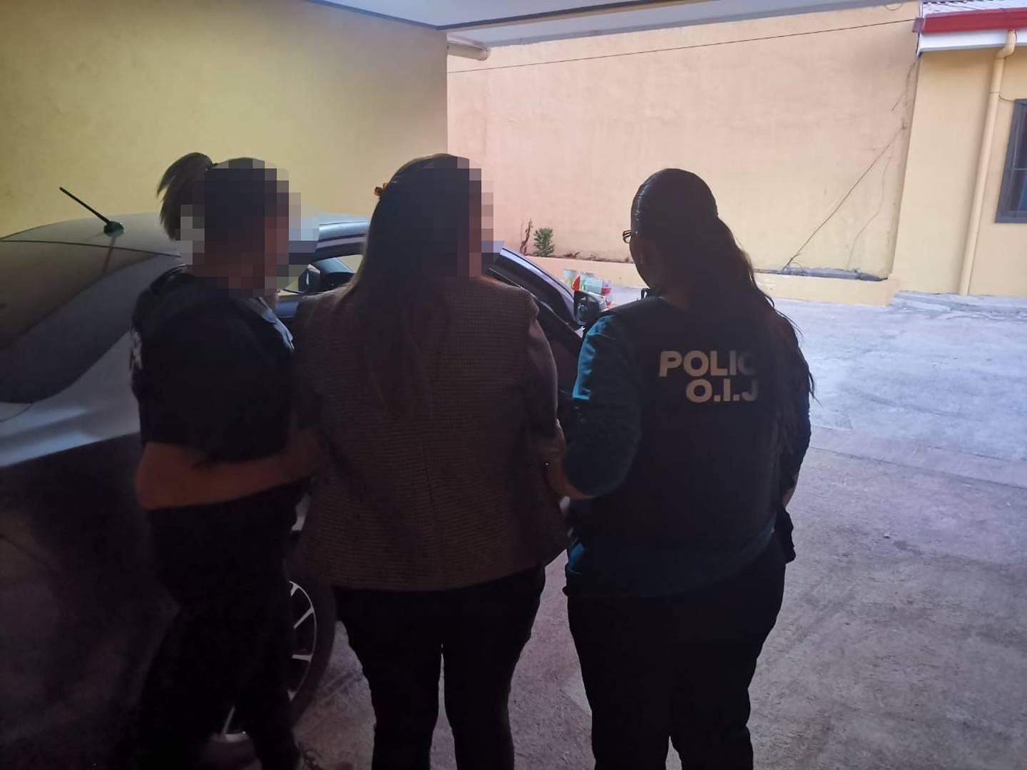 Detienen a tres hombres y una mujer como sospechosos de cometer estafas con la falsa venta de una propiedad en Guanacaste. Foto OIJ.