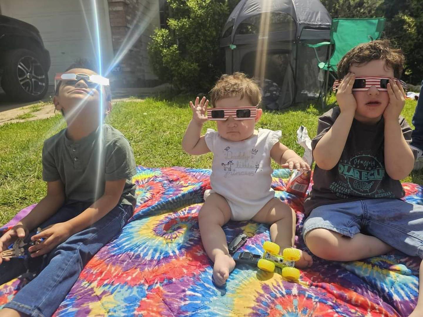 Karla Clark, nicoyana de la pura cepa, armó tremendo fiestón hasta con carne asada enfrente de su casa para disfrutar en familia el eclipse total de sol en Arlington, Texas, Estados Unidos.