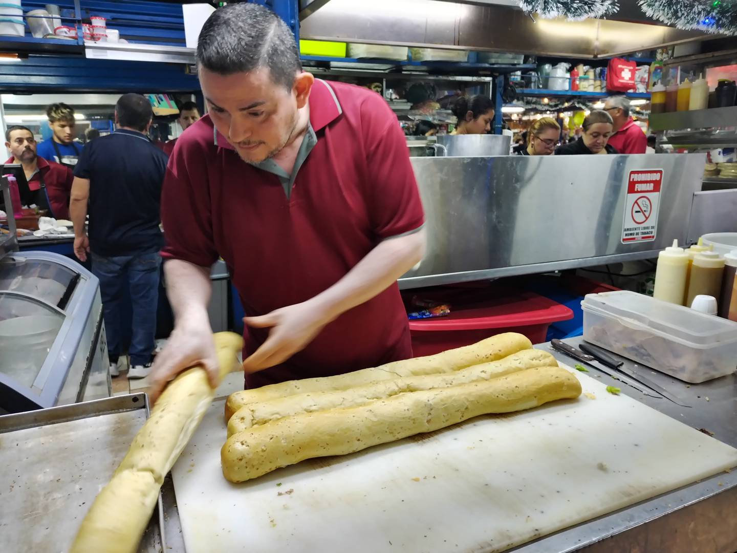 José Alberto Navarro Zeledón, quien es de Birrisito de Cartago, tiene 50 años, es casado y tiene 4 hijos, trabaja en la soda Río de Janeiro en el Mercado de Cartago y hace 500 sándwiches por día, su récord es de 900 en un solo día.
