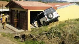 Carro voló y se estrelló contra una casa en Santo Domingo de Heredia