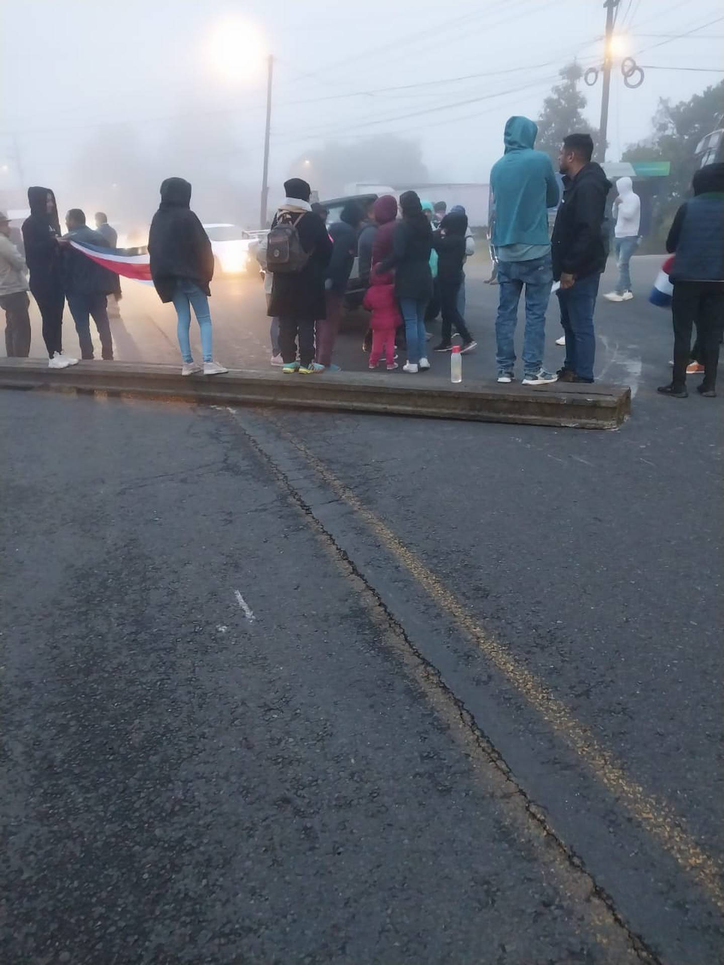 Los vecinos de Casa Mata en Cartago, rumbo al Cerro de la Muerte, han cerrado completamente la carretera a modo de protesta.