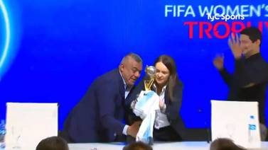 Presidente de la Asociación Argentina de Fútbol casi bota el trofeo del Mundial femenino