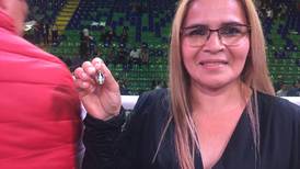 Medalla milagrosa acompaña a mamá de la campeona mundial de boxeo